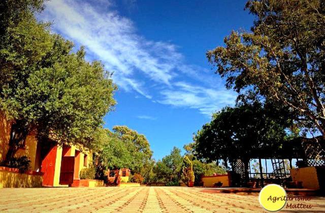 Agriturismo E Antica Fattoria Matteu Bed & Breakfast Теулада Екстериор снимка